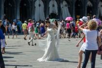 wedding photo - العروس مع فستان الزفاف الأبيض في ساحة سانت مارك، البندقية، إيطاليا. / Braut في Weißem Hochzeitskleid عوف ماركا المانيا Markuspla
