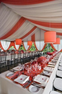 wedding photo - Coralliens et orange coureurs table et Centres ajouter une touche de couleur à Crisp linge de maison blanc.
