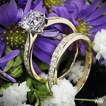 wedding photo - 18K Gelbgold mit Platin Kopf "Legato Sleek Linie pflastern" Diamant-Verlobungsring und Ehering