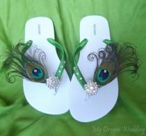 wedding photo - Vert flip flops de plume de paon avec des cristaux Swarovski, vert émeraude flip flops MARIAGE TROPICALE