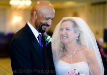 wedding photo - Glückliche Braut und Bräutigam während Indoor-Zeremonie