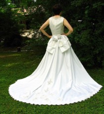 wedding photo - Eco Hochzeitskleid mit abnehmbaren Zug, Upcycled umgestaltet Brautkleid, Modern-Größe 6, Kleine