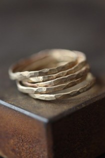 wedding photo - Hammered Gold-Stacking Ringe - As Seen In ELLE und Lucky Magazine