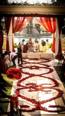 wedding photo - Tous les roses rouges rouge pétale de rose Allée jumelé avec guirlandes de Rose Et draperie rouge pour ce mariage indien royal.