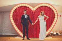 wedding photo - Festival inspiriert Hinterhof-Hochzeit: Lucy Graham