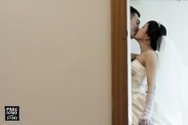 wedding photo - A Small Geben Sie Kuss in der Ecke