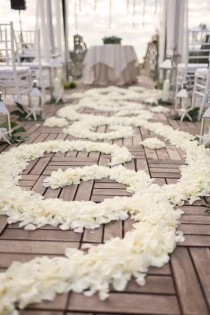wedding photo - Blütenblätter nach unten Aisle