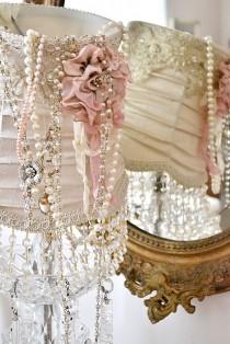 wedding photo - Mariages - la dentelle, perles et strass