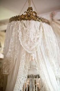 wedding photo - Mariages - la dentelle, perles et strass