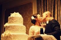 wedding photo - Le baiser et le gâteau