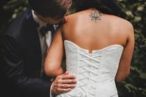 wedding photo - Shoulder Kiss