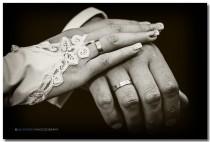 wedding photo - Mains avec des anneaux