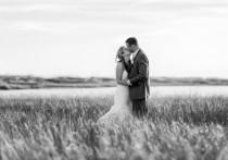 wedding photo - Kuss auf dem Strandhafer hinter den Dünen - Holden Beach