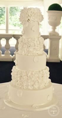 wedding photo - Blanc ruches gâteau de mariage