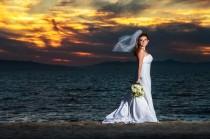 wedding photo - Un autre jeune mariée au coucher du soleil