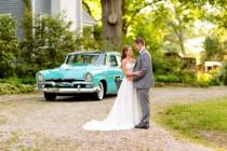 wedding photo - Couple en face de Classic Car