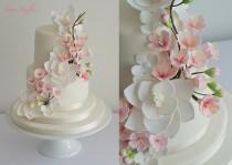 wedding photo -  Gâteau de mariage de fleurs de cerisier et de magnolia Cascade