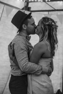 wedding photo - Amoureux s'embrassent