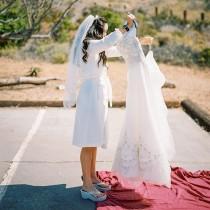 wedding photo - Anziehen auf dem Parkplatz