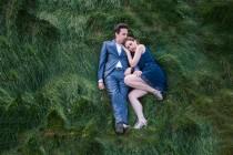 wedding photo - Couple bien habillé sur l'herbe