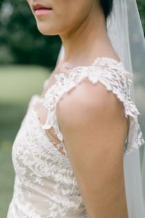 wedding photo - Dentelle délicate sur robe de mariée
