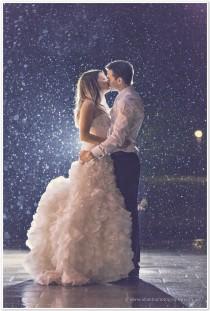 wedding photo - Embrasser sous la pluie
