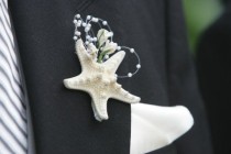 wedding photo - Starfish Blume im Knopfloch mit Perlen und Blumen