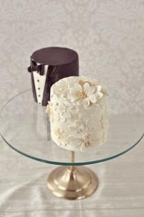 wedding photo - Bride And Groom Mini Cakes!