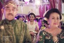 wedding photo -  #Foto #Slide #pengantin #pernikahan adat #Jawa Henri & Onie di Auditorium #UPN #Yogyakarta #weddingphoto by Lofukau & Co. Photography | #weddingwebsite #Gallery www