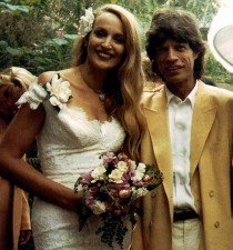 wedding photo - Jerry Hall zu versteigern, das Hochzeitskleid trug sie, um Mick Jagger heiraten .. Und es könnte für nur £ 300 gehen