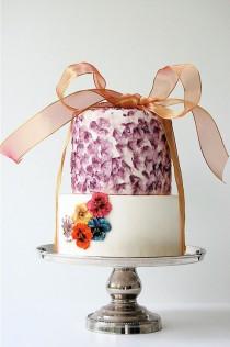 wedding photo - Анютины глазки, фиолетовый, лепестки и мерцающий лук завершения этой двухъярусный свадебный торт.