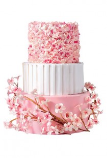 wedding photo - Un gâteau de mariage rose de fleurs de cerisier - Un gâteau de mariage rose de fleurs de cerisier
