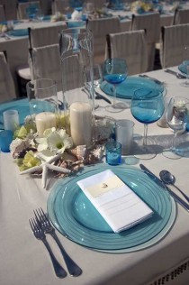 wedding photo - Umarmung Natur Mit Muscheln, Neutral Bettwäsche und verstreut Blooms, Mit Transparent Blue Ladegeräte und Glaswaren für einen Po