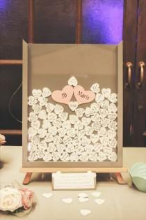 wedding photo - Очаровательная идея Гостевая книга: гости подписать свое имя на маленьком деревянном сердце и поместите его в рамку коробки тени