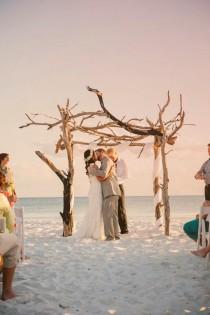 wedding photo - Un Altar Sencillo y Bello para una Boda en la Playa. ~ MIS SECRETOS DE BODA