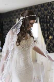 wedding photo - Wie man eine Mantilla Schleier auf Ihrem Hochzeitstag tragen