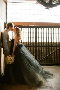 wedding photo - Pour la mariée Bold - Une robe noire