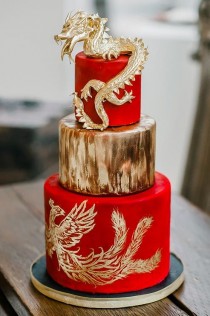 wedding photo - This Dramatic Wedding Cake, Topped With A Dragon And A Hand-painted Phoenix, Embraces Traditional Chinese Wedding Symbol...