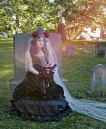 wedding photo - Bram Stoker-inspired "Vampiress" Bridal Bouquet