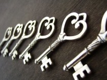 wedding photo - 100 Pcs Antiqued Silver Heart Castle Skeleton Keys Wedding Key Pendants Charms Wholesale Bulk