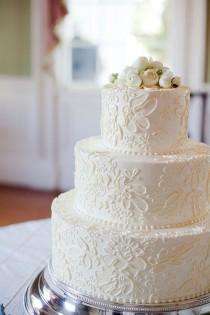 wedding photo - 25 Classic Wedding Cakes That Stand The Test Of Time