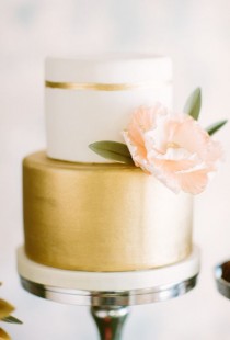 wedding photo - Metallic Wedding Cakes