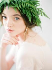 wedding photo - Fern floral crown DIY Tutorial - Wedding Sparrow 