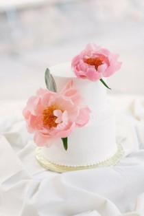 wedding photo - 10 Tips for Making Your Own Wedding Cake