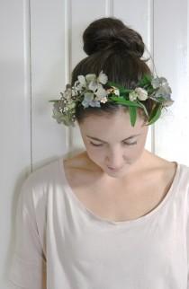 wedding photo - DIY : une couronne de fleurs pour ma coiffure romantique - Mariage.com - Robes, Déco, Inspirations, Témoignages, Prestataires 100% Mariage