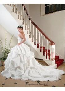 wedding photo -  Beautiful Organza Ball Gown Inverted Basque Waistline Wedding Dress In Great Handwork