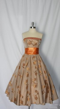wedding photo - Vintage 1950's Dress - Incredible Strapless Embroidered Grapes And Vines Full Skirt Wedding Party Frock