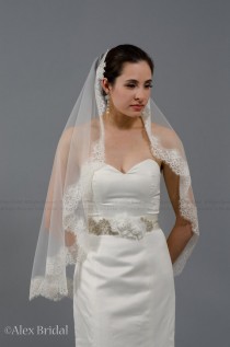 wedding photo - Mantilla bridal wedding veil ivory 50x50 fingertip lace