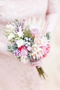 wedding photo - Milles Fleurs Brautstrauß mit Protea 