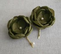 wedding photo - Olive green fabric flowers in handmade, Olive hair alligator clip bobby pin shoe clip, Bridesmaids, Olive Weddings, Flower girls Gift, Set